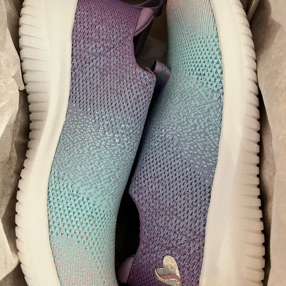 New in box Girls Skechers stretch fit - Picture 1 of 2